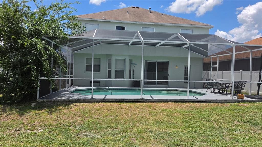A two-story house with a screened-in pool and patio area in the backyard — 10422 GLEN WILLOW LANE, TAMPA, FL