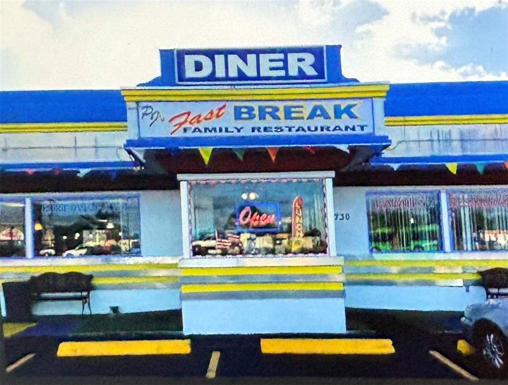 The exterior of a blue and yellow diner with a sign reading Fast Break — 1730 US HIGHWAY 19, HOLIDAY, FL