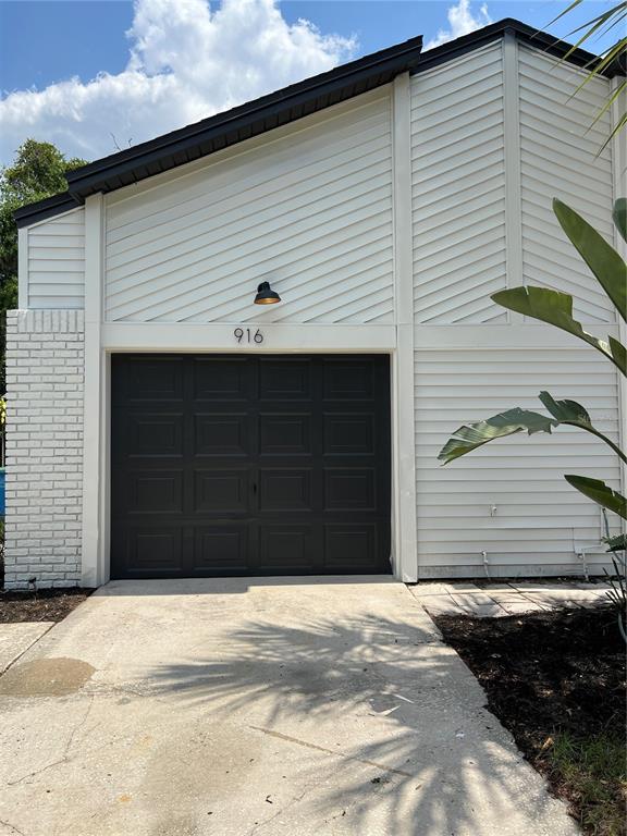 916 ROBINHOOD COURT