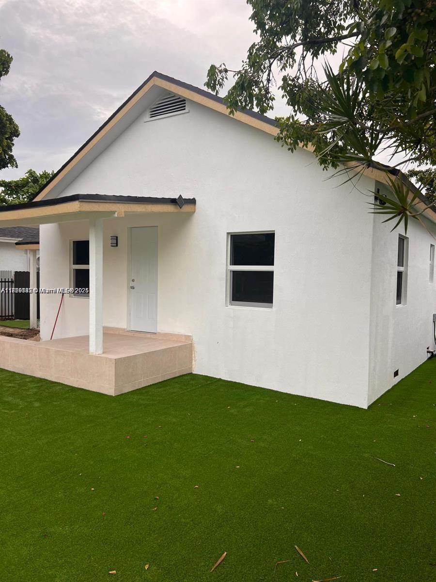 1985 NW 49th St, Miami FL 33142