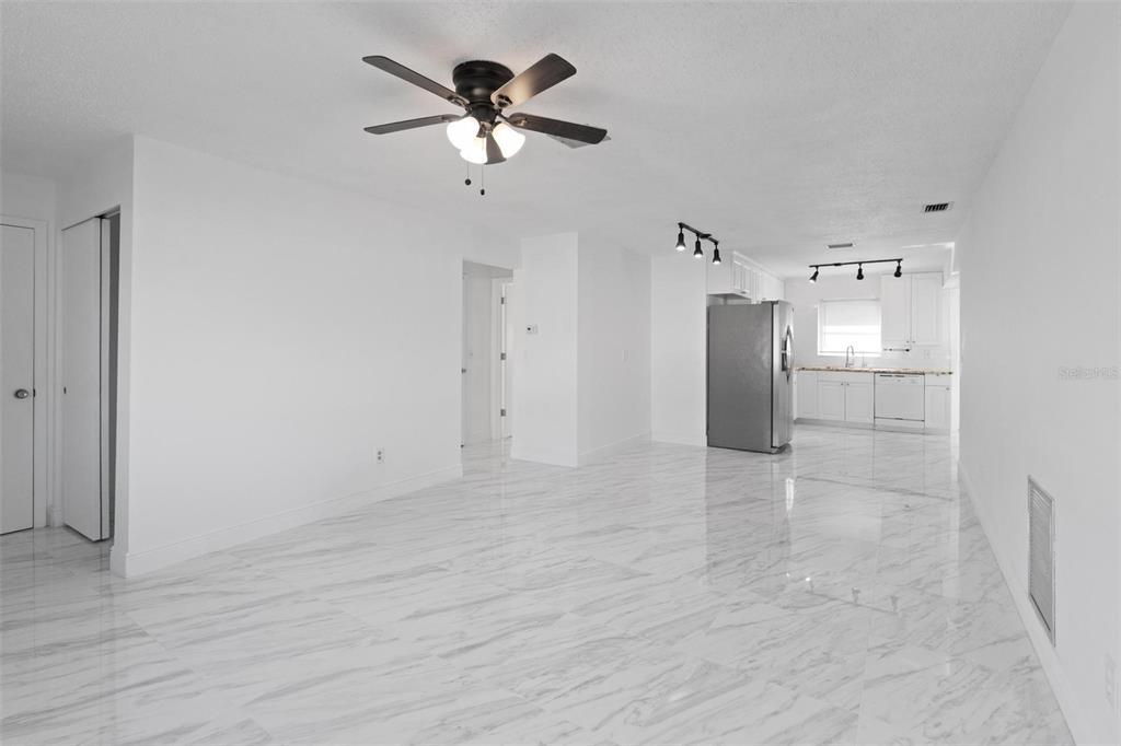 7050 VERSAILLES N, PINELLAS PARK, FL — photo 5 of 22