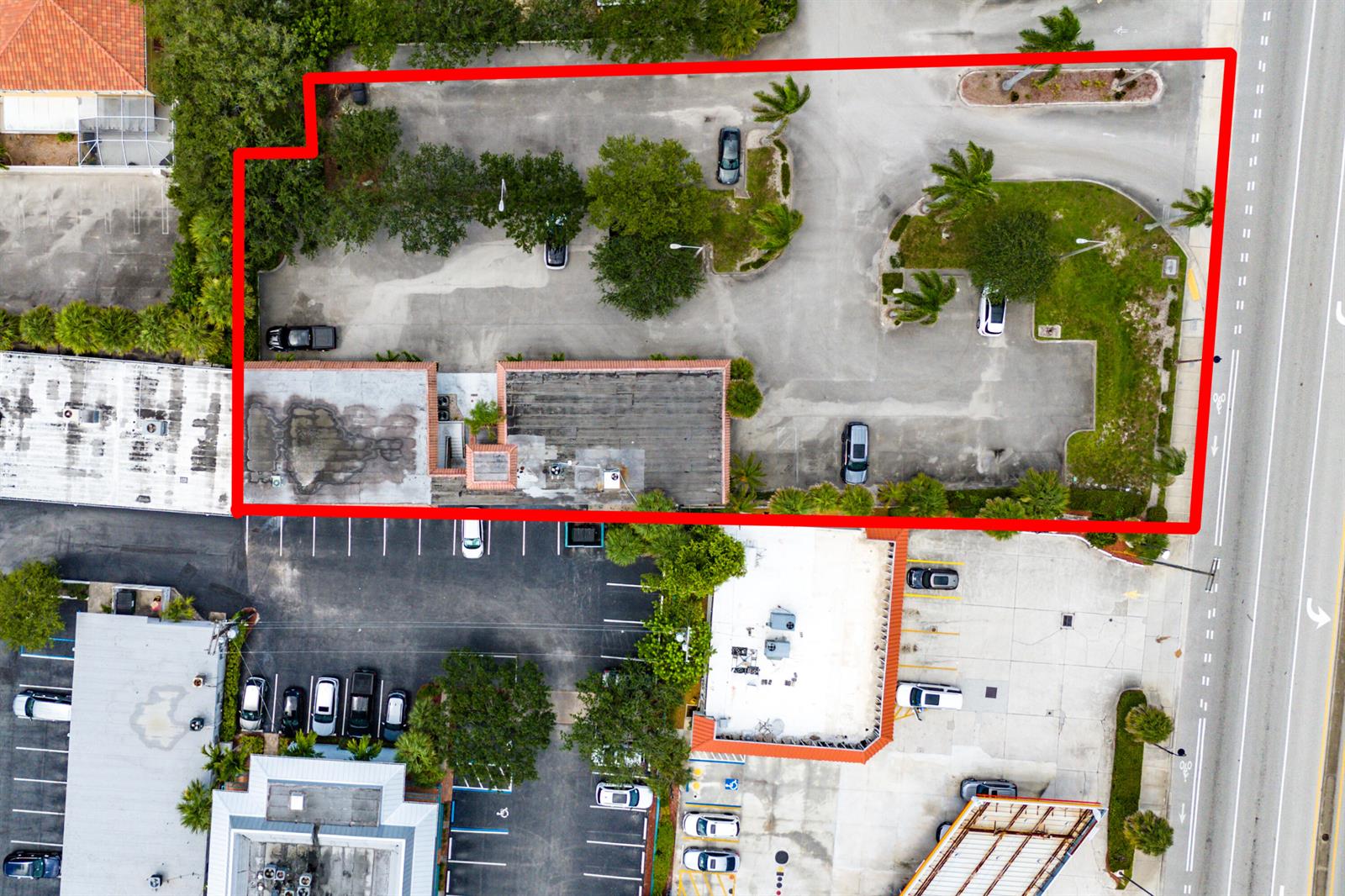 Aerial view of a commercial property with a building, parking lot, and landscaping — 112 N Us Highway 1, Tequesta FL 33469, TEQUESTA, FL
