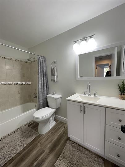 A bathroom features a white vanity, a toilet, and a shower-tub combination with tiled walls — 2315 N Congress Ave # 21, Boynton Beach FL 33426, BOYNTON BEACH, FL
