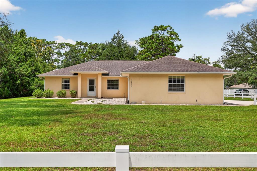 This is a floor plan for a house featuring a living room, kitchen, and garage — 16200 SE 91ST COURT, SUMMERFIELD, FL