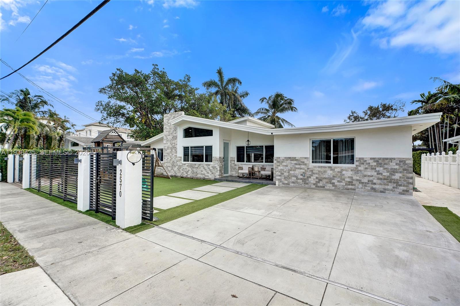 2570 NE 201st St, Miami FL 33180