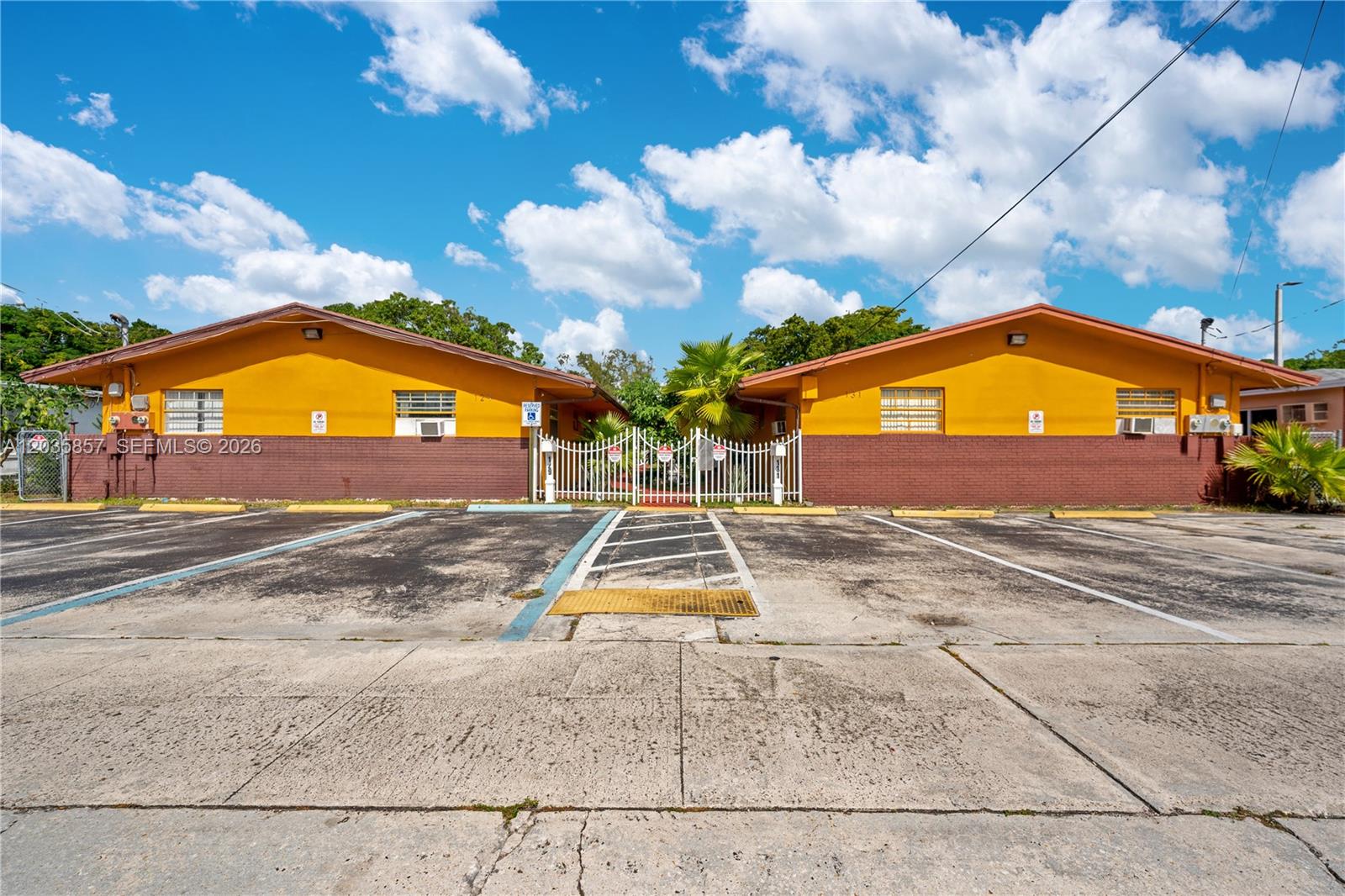 129-131 SE 5th St, Hallandale Beach FL 33009