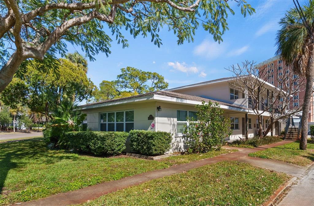 1121 BEACH DRIVE NE