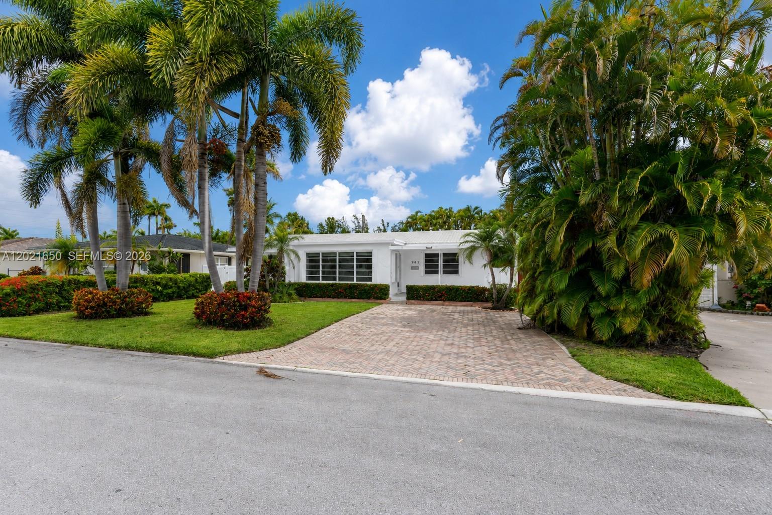 947 Lincoln St, Hollywood FL 33019