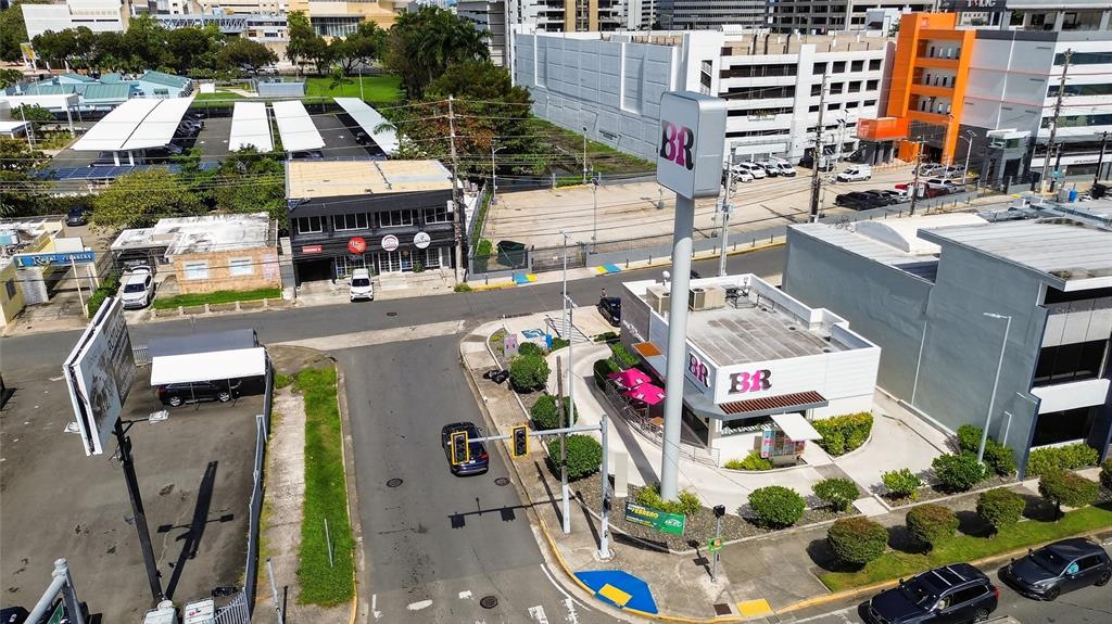 An aerial view shows a Baskin-Robbins restaurant with a tall sign and surrounding parking lots — 133 O'NEILL ROAD, SAN JUAN, PR