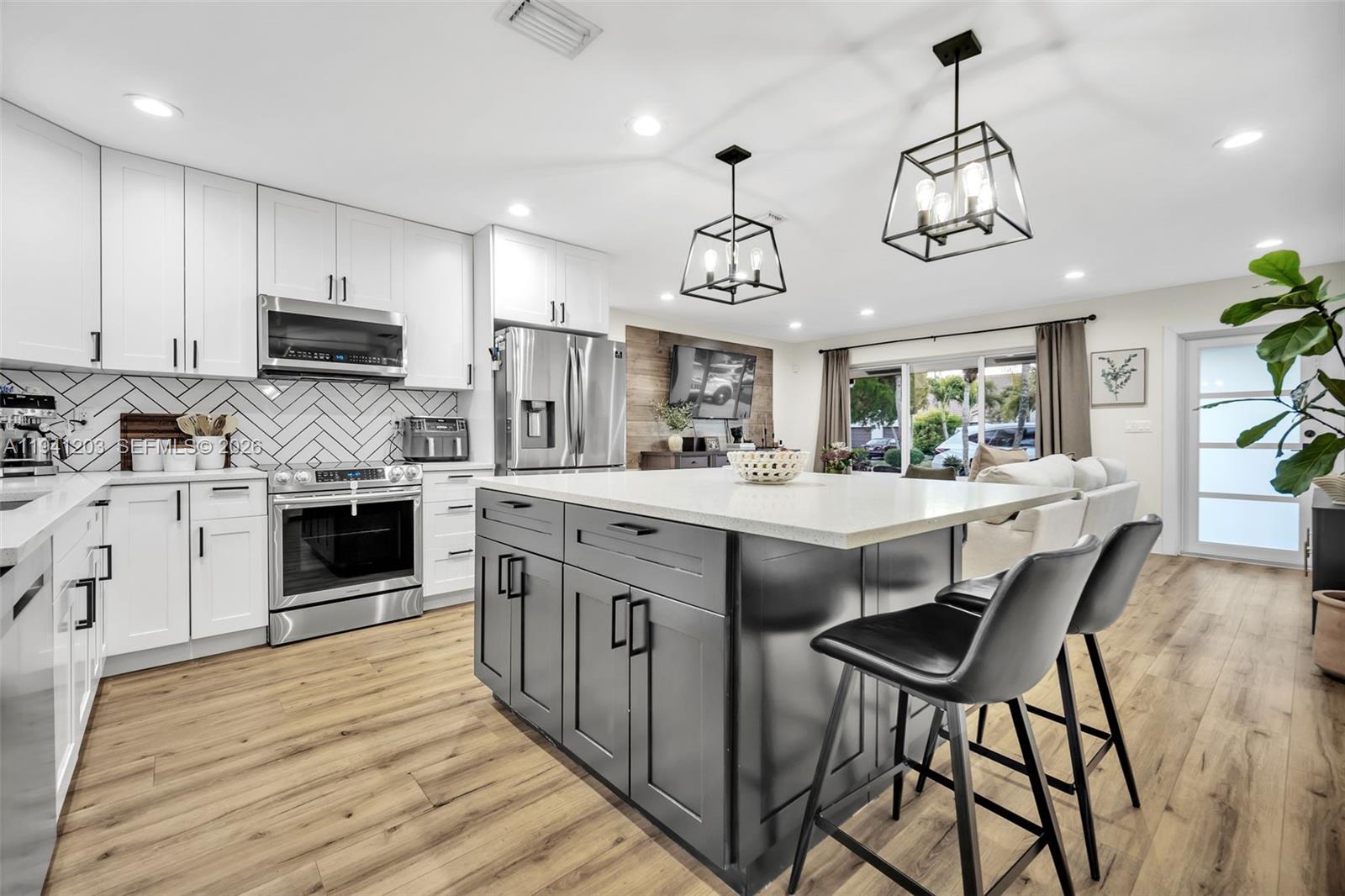 8016 NW 43rd St, Coral Springs FL 33065