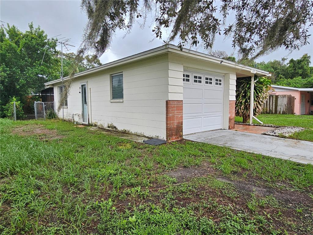 1702 AQUA LANE
