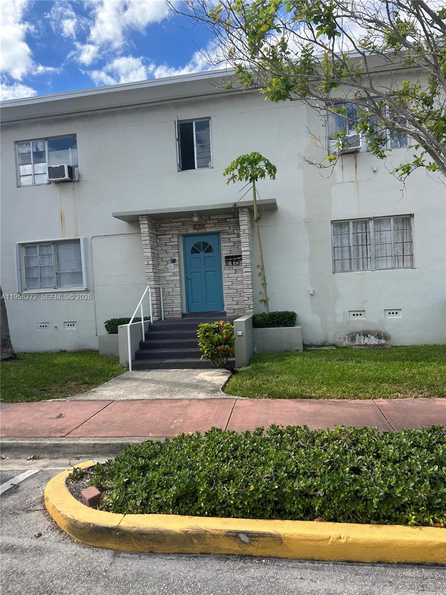MIAMI BEACH, FL — photo 4 of 30