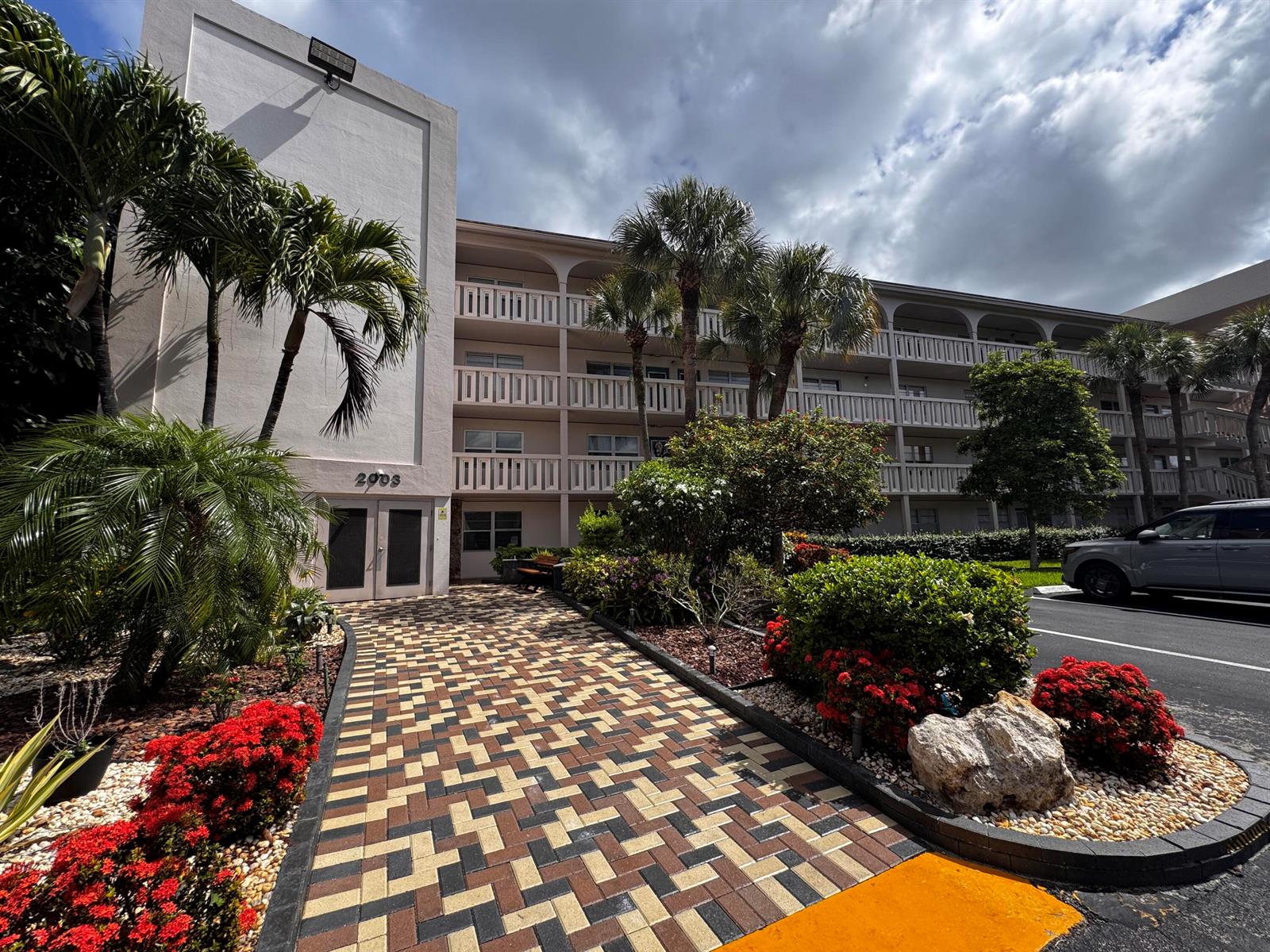 2003 Granada Drive # J2, Coconut Creek FL 33066