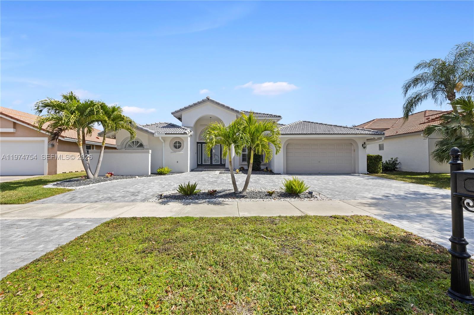 805 Bayside Ln, Weston FL 33326