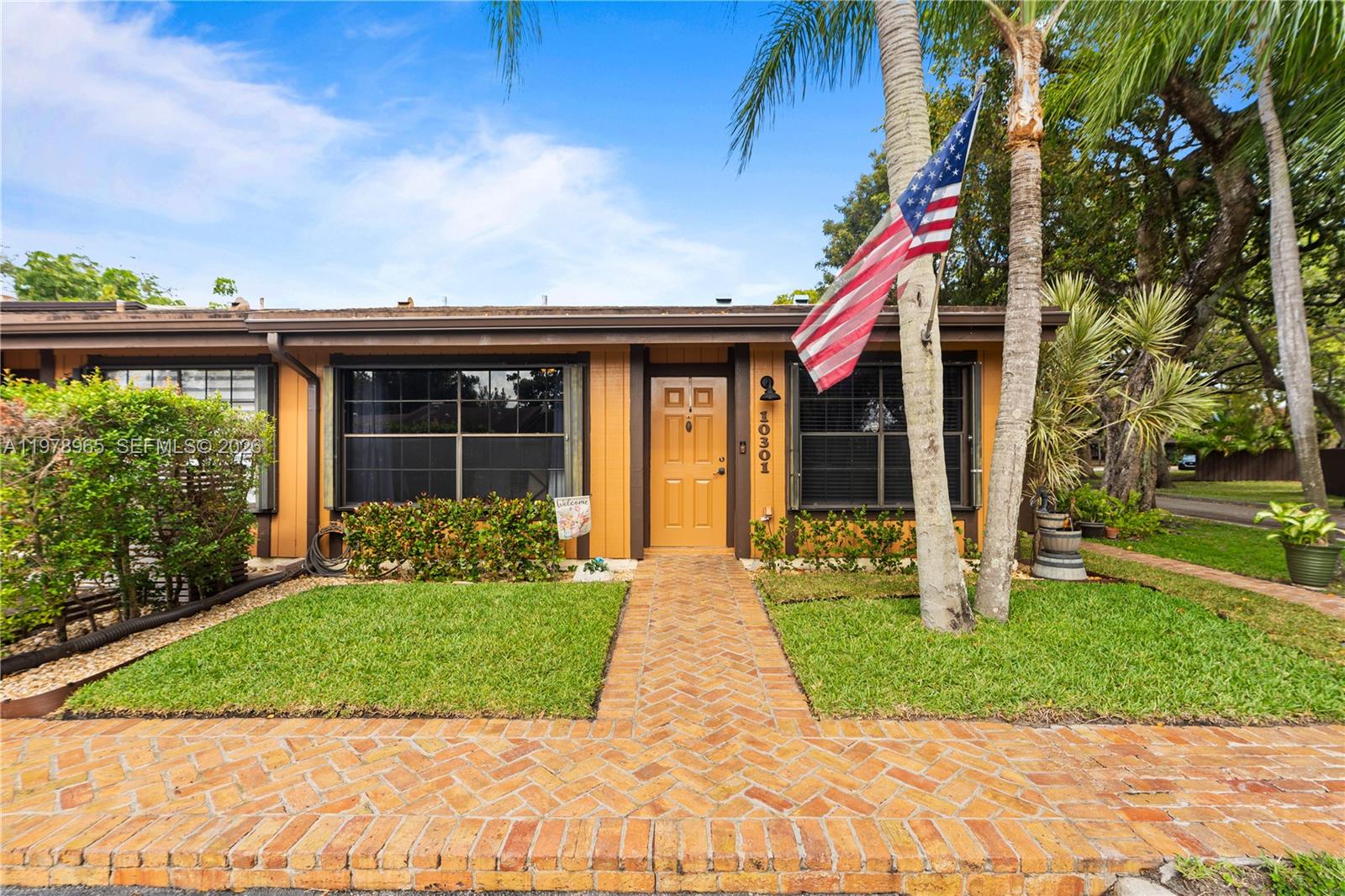 10301 Laurel Ct, Pembroke Pines FL 33026