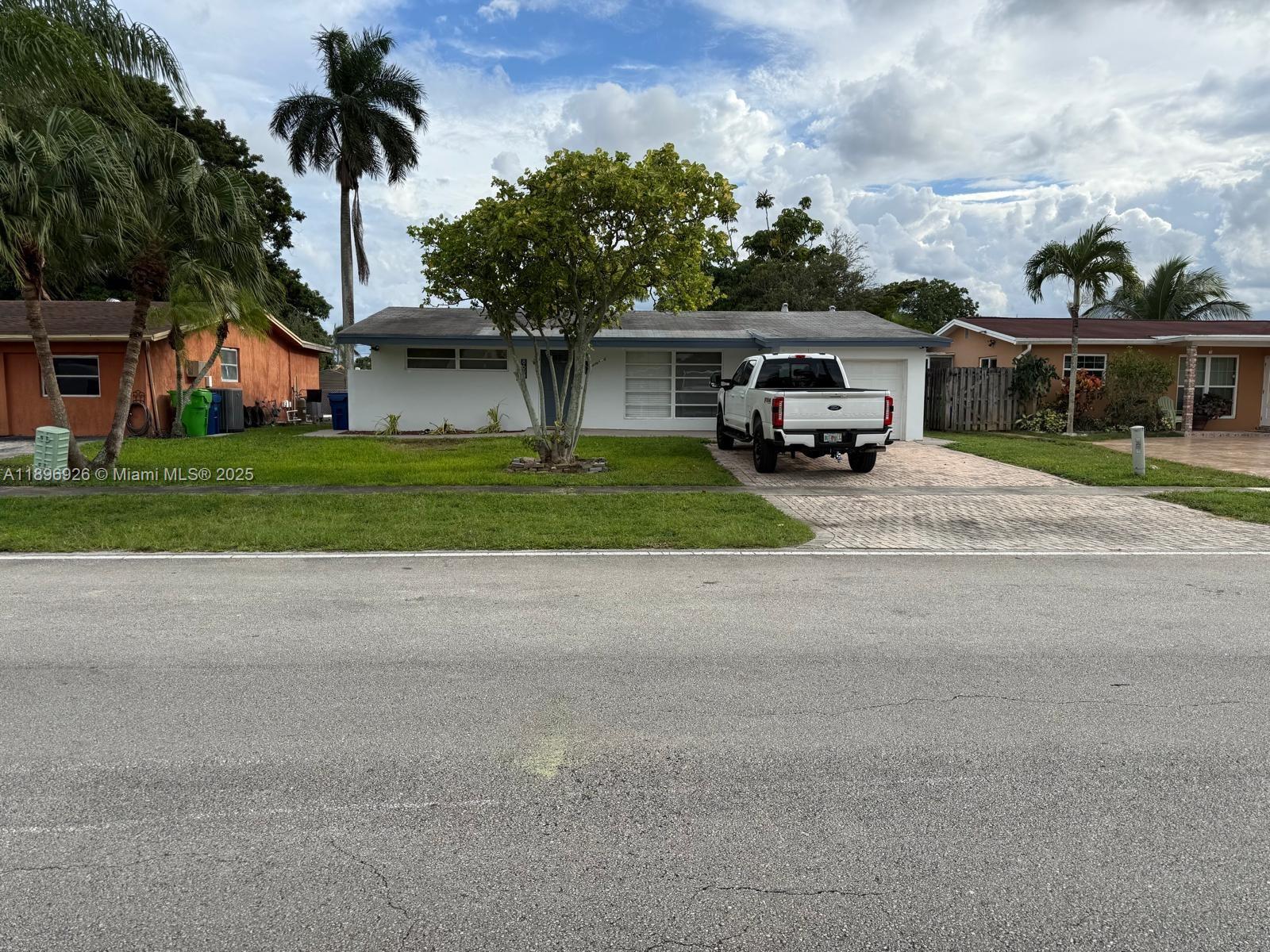 8600 NW 27th Pl, Sunrise FL 33322