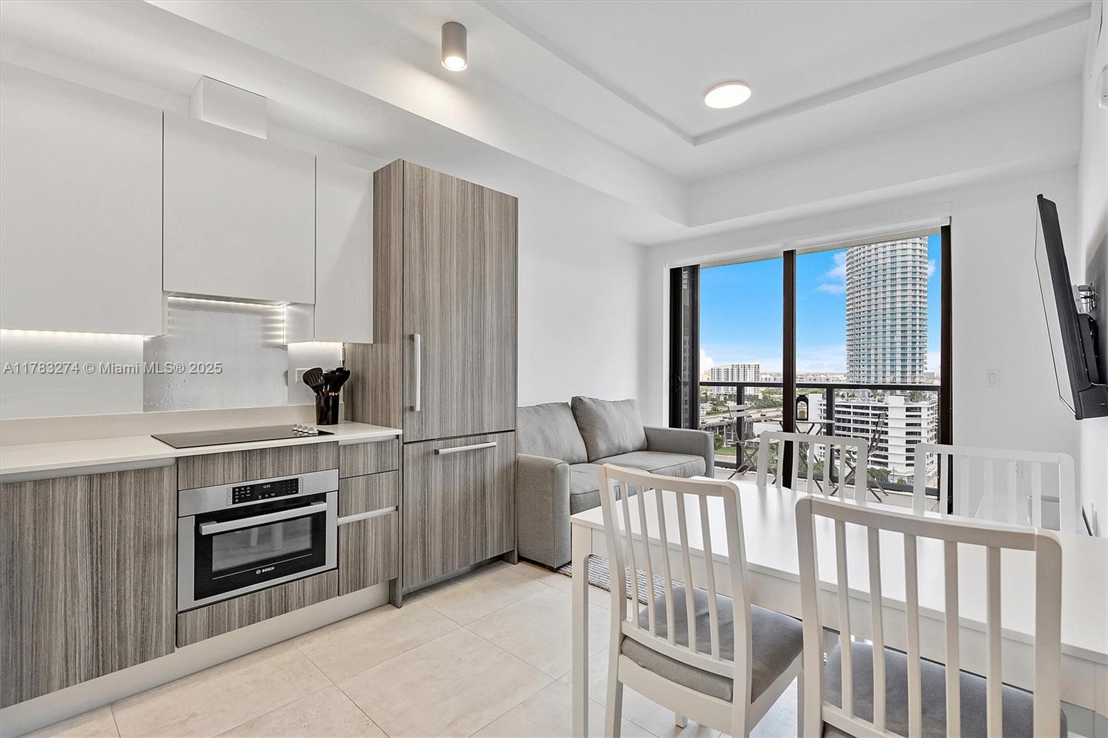 239 SW 9th St # 1704, Miami FL 33130