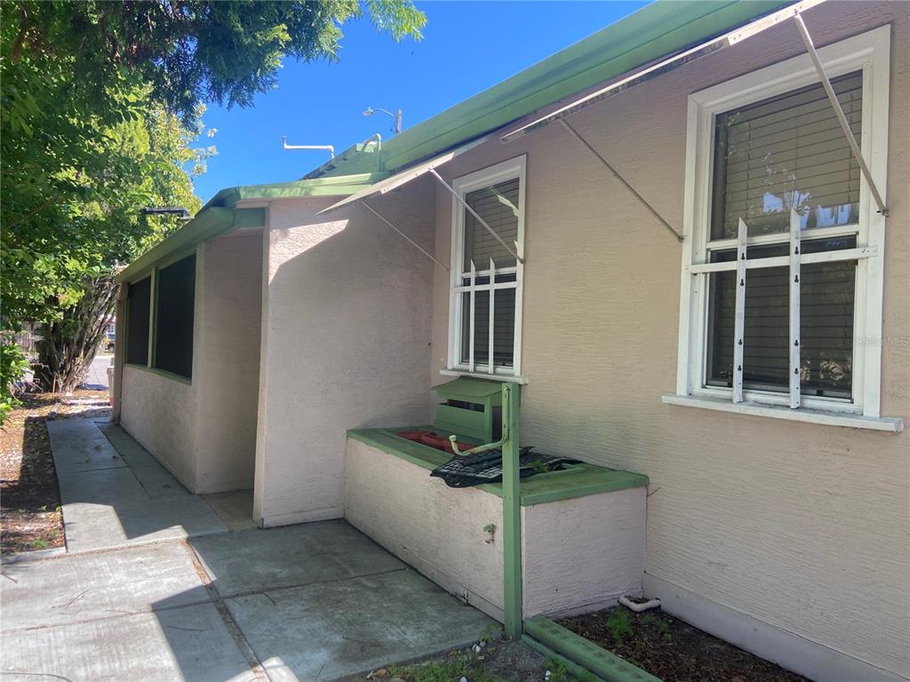 4 LYNWOOD COURT