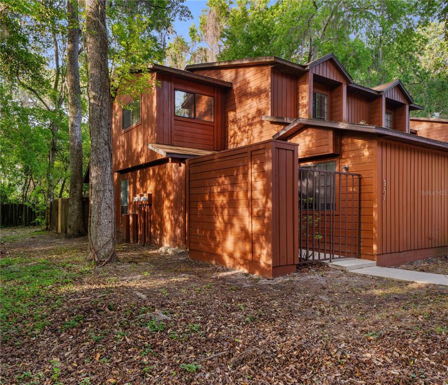 5701 SW 10TH PLACE