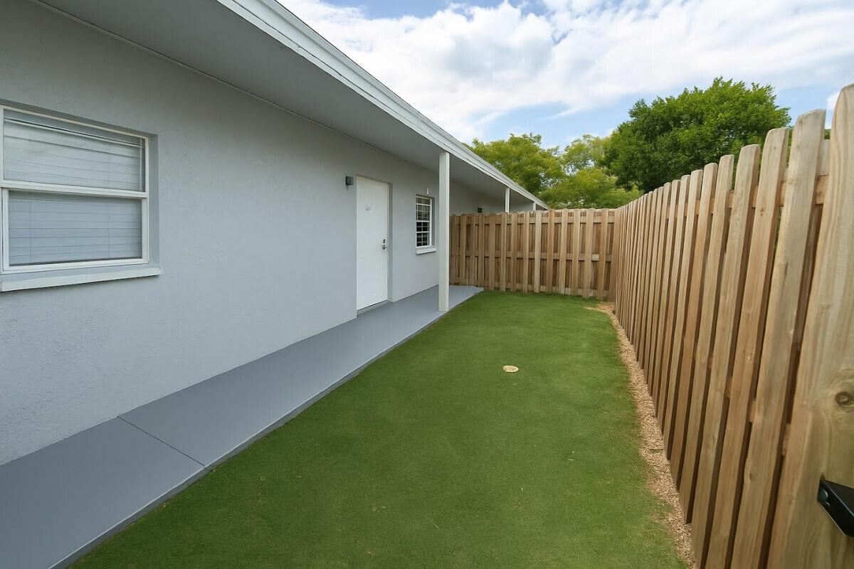 Fenced_Private_Yardjpg — JUPITER, FL