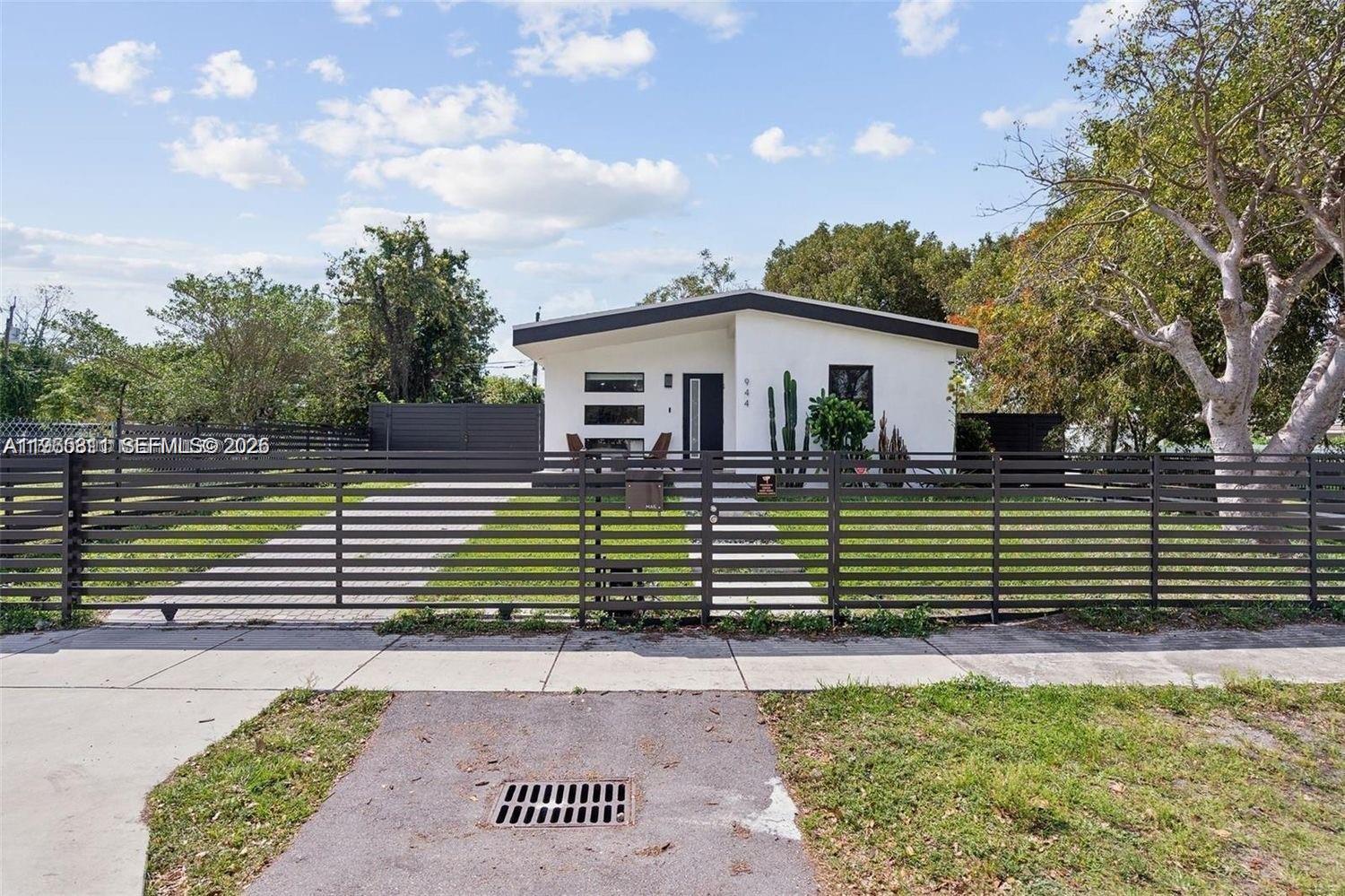 944 NW 64th St, Miami FL 33150
