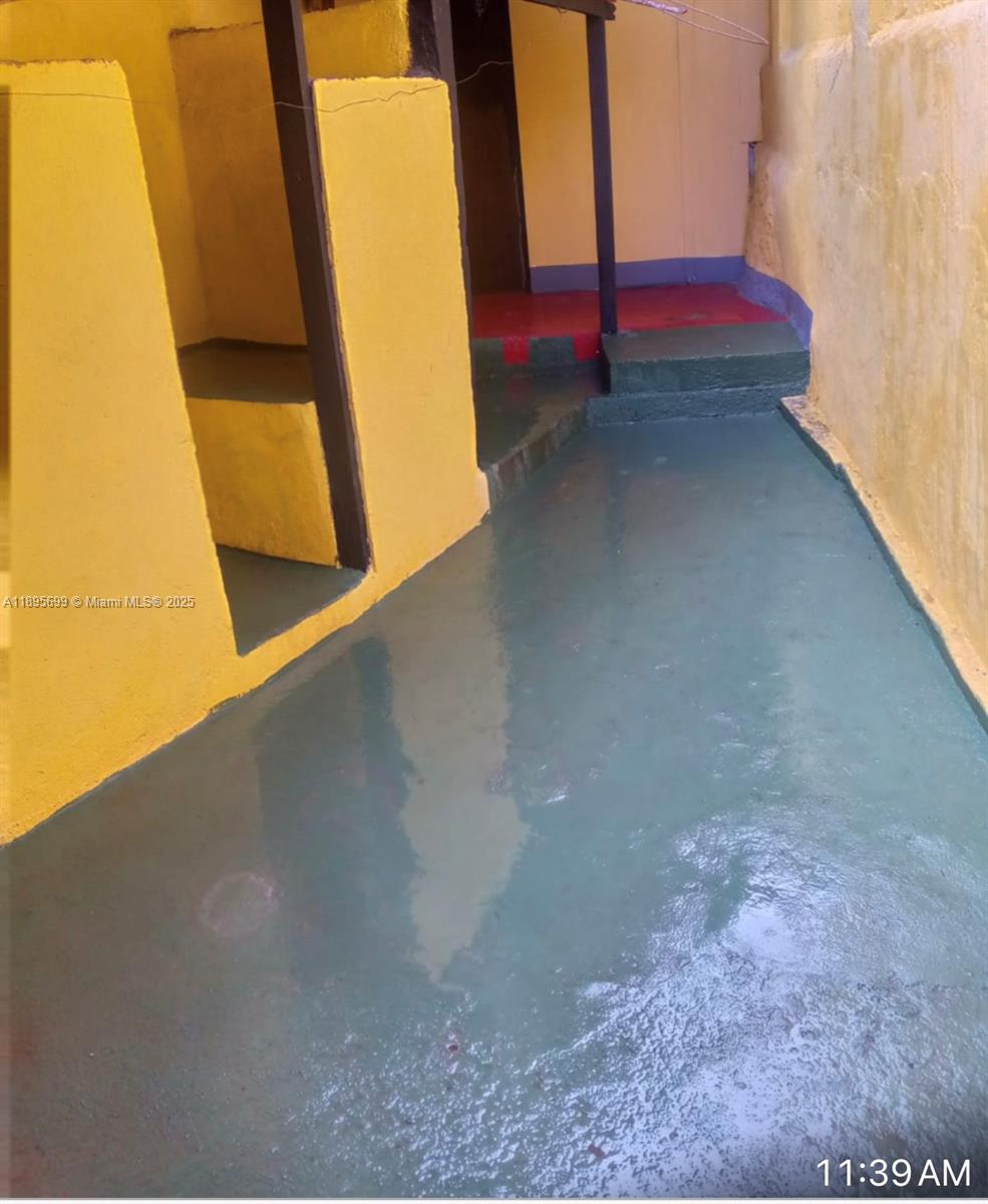 A small, outdoor patio area features yellow walls, a green painted floor, and steps — De la iglesia xalteva 2 C al sur 1/2 al lago, Gr, Gr
