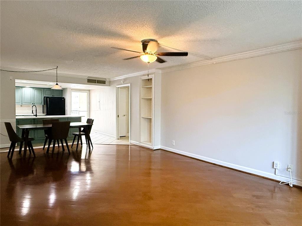 A living room with hardwood floors, a ceiling fan, and an adjacent dining area — 2614 COVE CAY DRIVE UNIT 204, CLEARWATER, FL