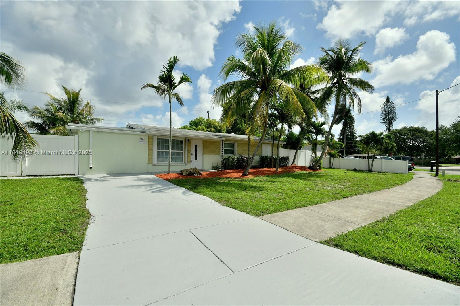 5815 S Farragut Dr, Hollywood FL 33021