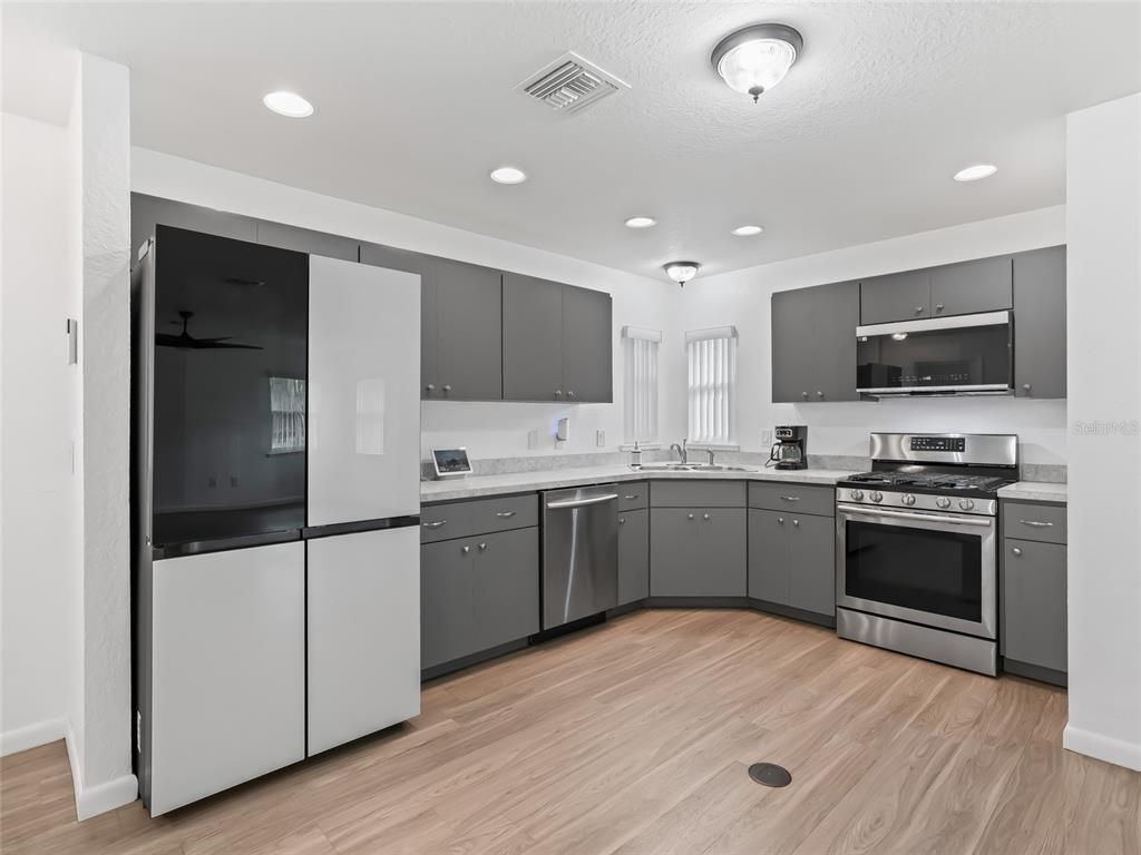9318 CR 649, BUSHNELL, FL — photo 2 of 30
