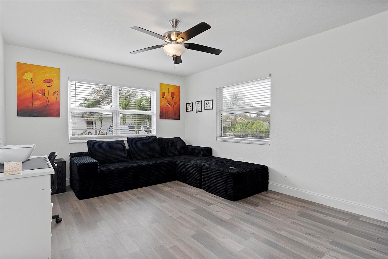 501sEstLvg1 — 501 S E Street, FL 33460, FL