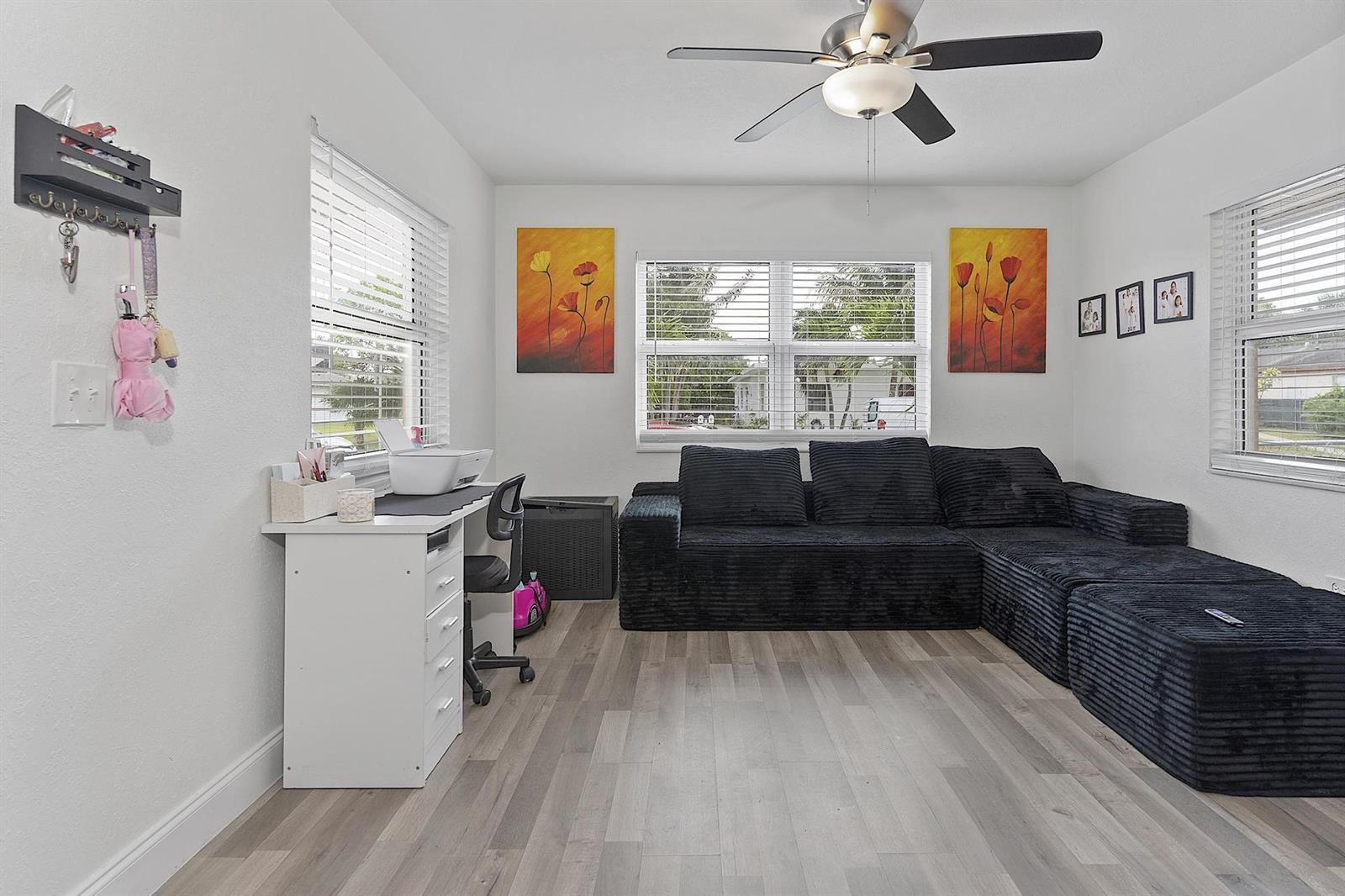 501sEstLvg2 — 501 S E Street, FL 33460, FL