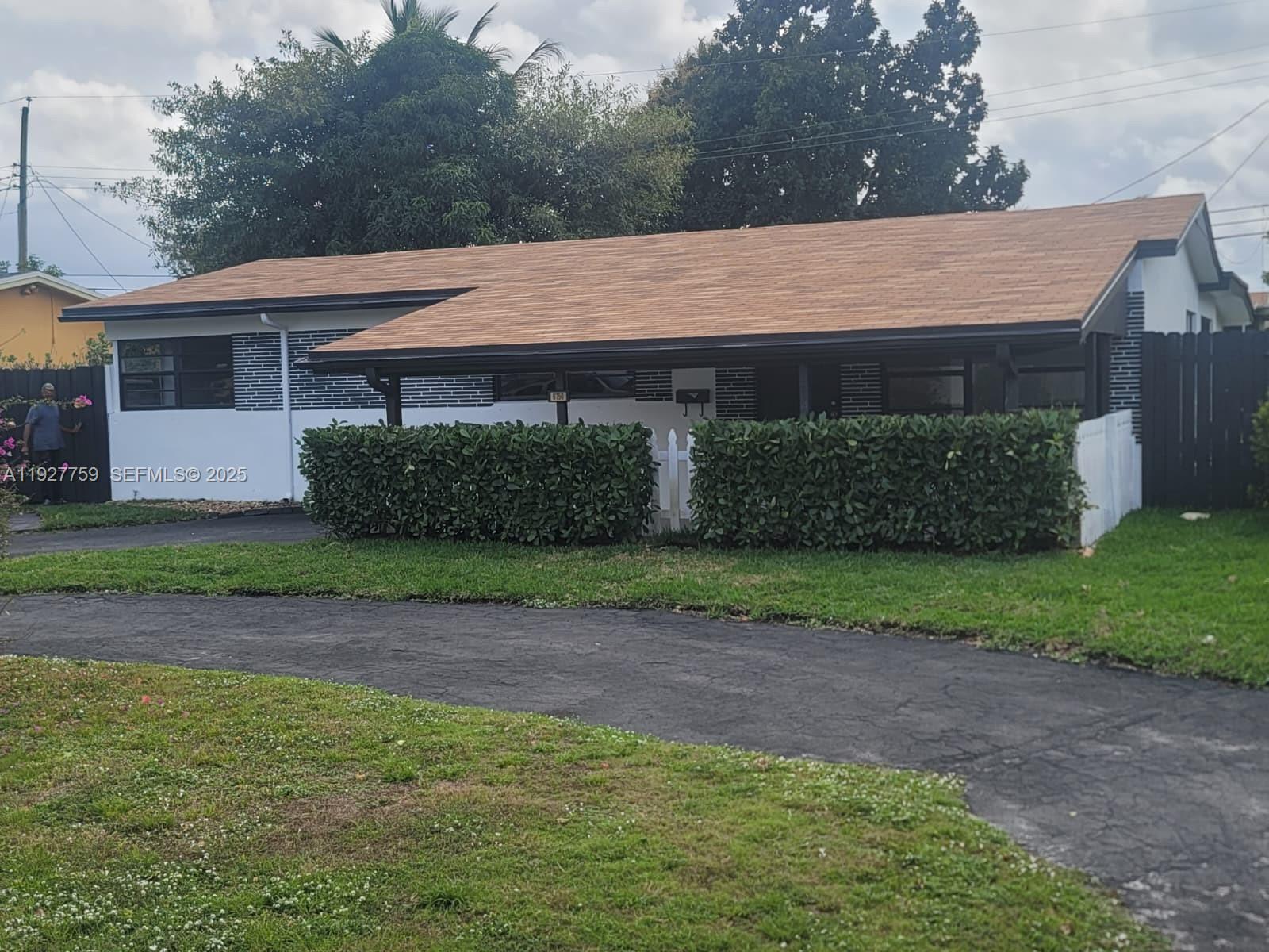 6750 Allen St, Hollywood FL 33024