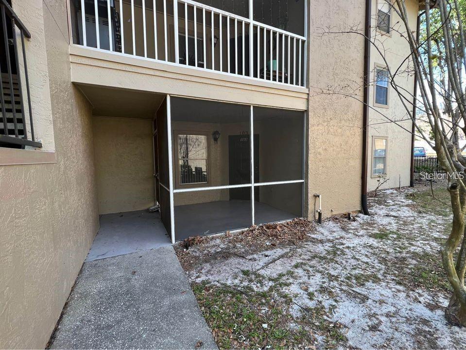 A ground-floor apartment entrance features a screened-in porch and a concrete walkway — 976 LEEWARD PLACE UNIT 103, ALTAMONTE SPRINGS, FL