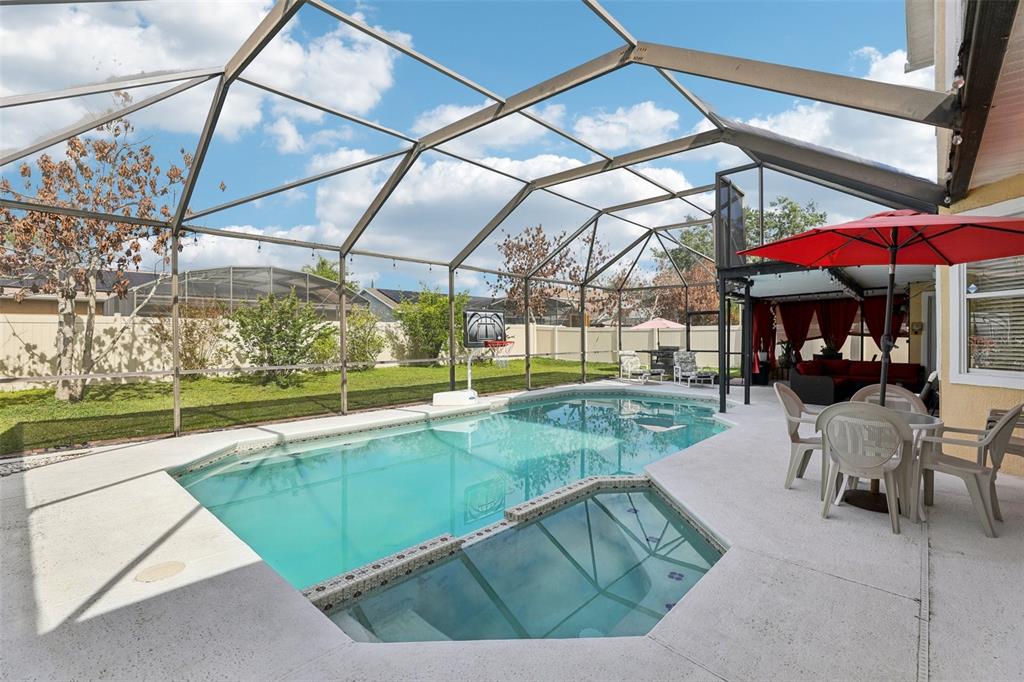 A screened-in swimming pool and spa with a patio area and outdoor dining furniture — 3521 MOLONA DRIVE, ORLANDO, FL