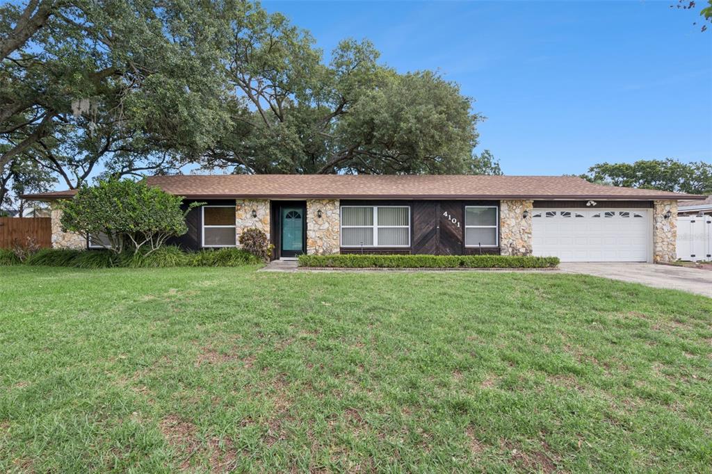 An empty room features hardwood flooring, a ceiling fan, and a large window with blinds — 4101 PLAYA COURT, BELLE ISLE, FL