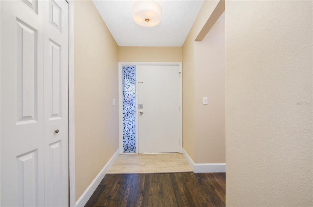 An entryway features a white front door with a decorative glass panel and wood flooring — 439 S NETHERWOOD CRESCENT UNIT 439, ALTAMONTE SPRINGS, FL