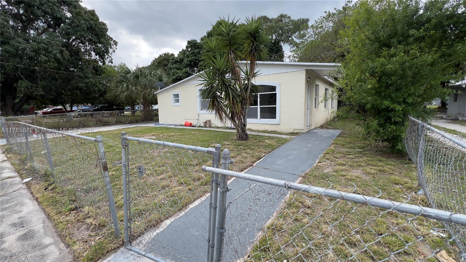 607 N 19th St, Fort Pierce FL 34950