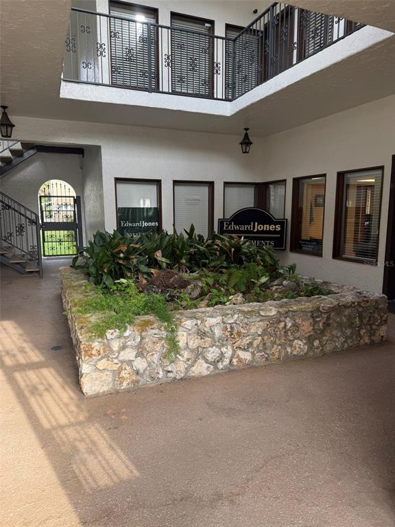 An outdoor courtyard features a stone planter box and an Edward Jones office entrance — 814 E SILVER SPRINGS BOULEVARD UNIT E, OCALA, FL