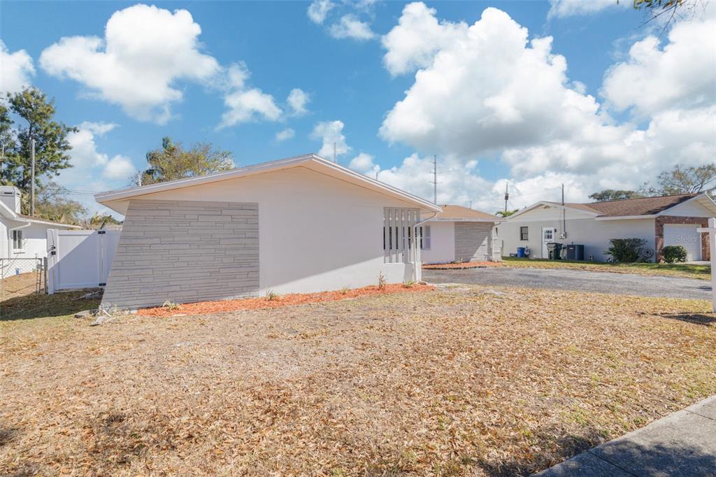 869 DEVILLE DRIVE E, LARGO, FL — photo 2 of 30