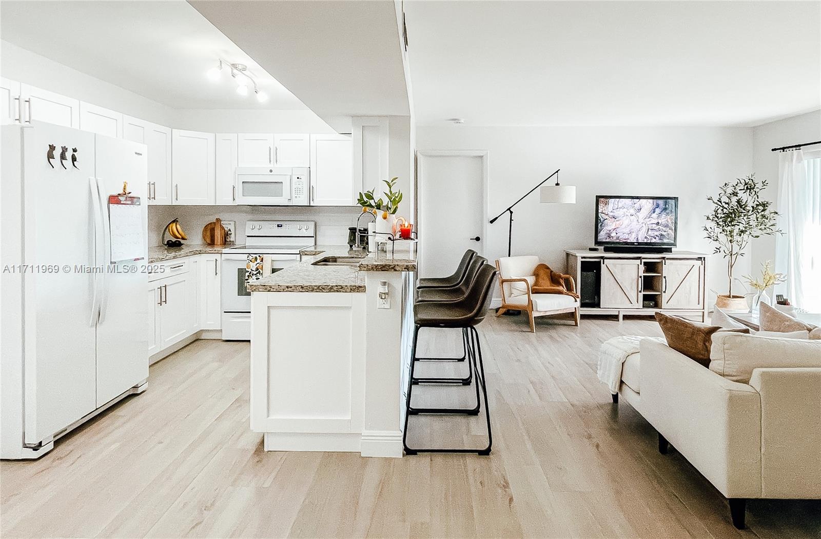 200 W Palm Cir W # 203, Pembroke Pines FL 33025