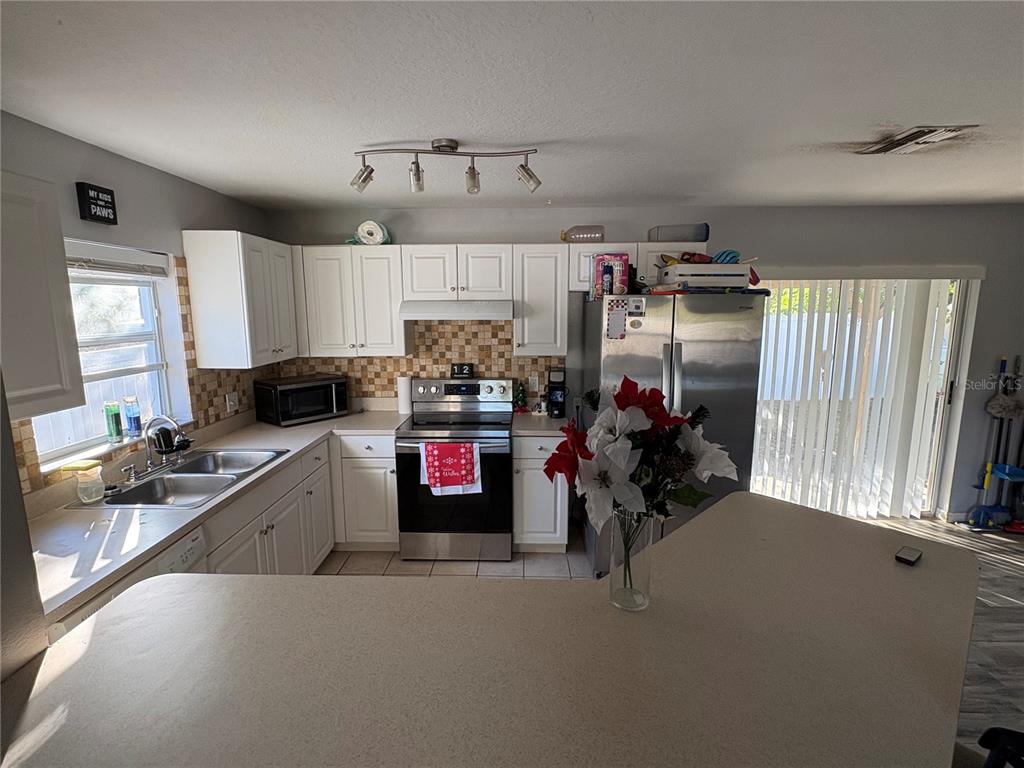 5230 CHERRY AVENUE, SEFFNER, FL — photo 2 of 7