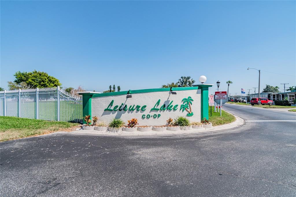 A sign for Leisure Lake Co-op stands at the entrance of a residential community — 2900 8TH AVENUE W UNIT 18, PALMETTO, FL