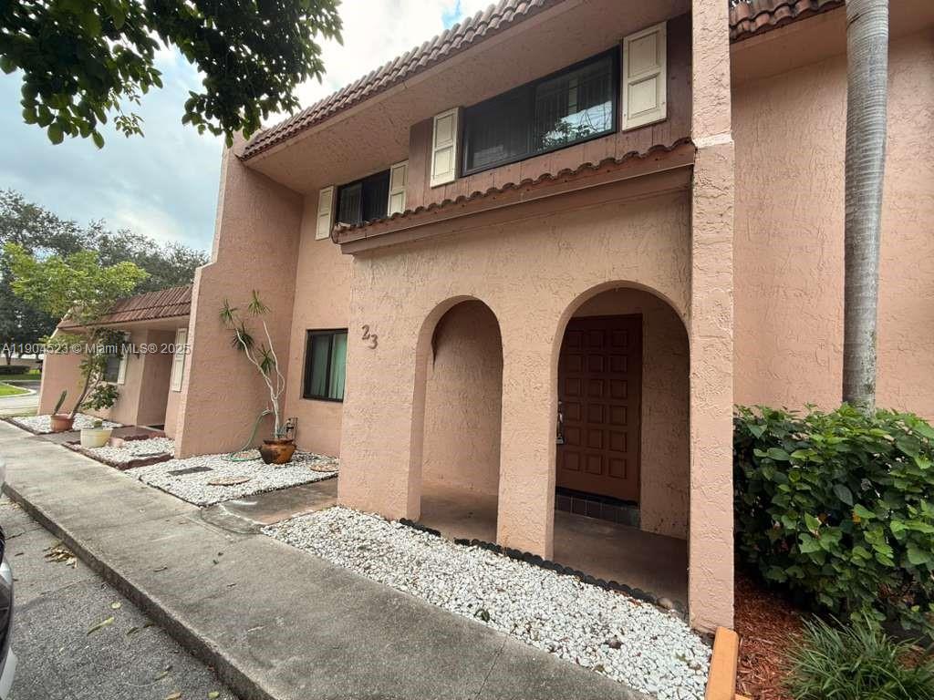 23 N Valencia Dr # 32, Davie FL 33324