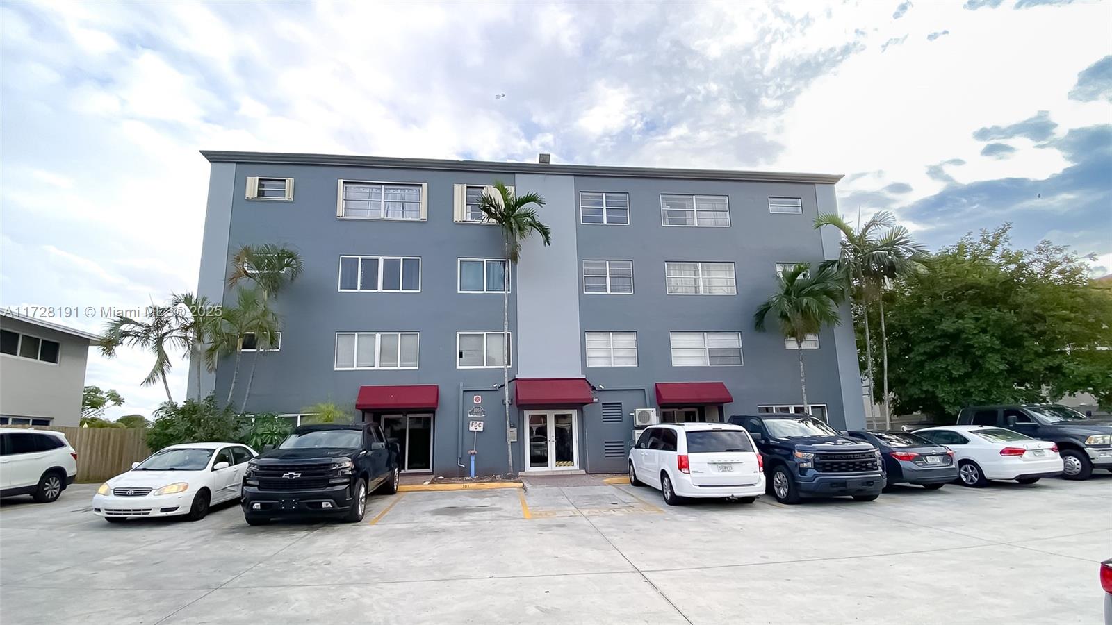 1060 Crystal Lake Dr # 304, Deerfield Beach FL 33064