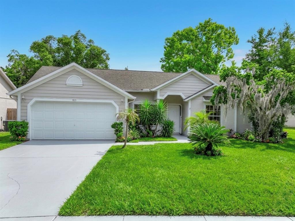A living room features a vaulted ceiling, a ceiling fan, a television, and neutral furniture — 925 OLD MAIL LANE, SANFORD, FL