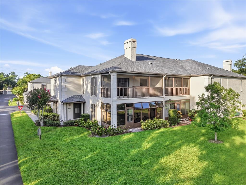 An exterior view of a two-story apartment building with a screened balcony and patio — 4515 SOUTHAMPTON COURT UNIT 4515, TAMPA, FL