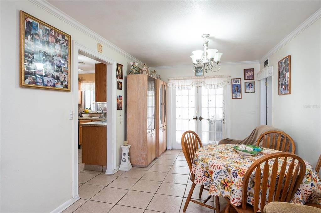 A dining area with tile floors, a floral tablecloth, and a view into the kitchen — 520 SAN SEBASTIAN PRADO, ALTAMONTE SPRINGS, FL