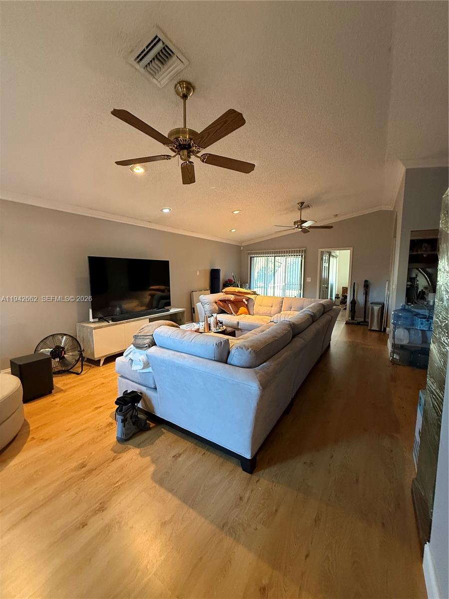 6190 Pine Tree Ln, Tamarac FL 33319