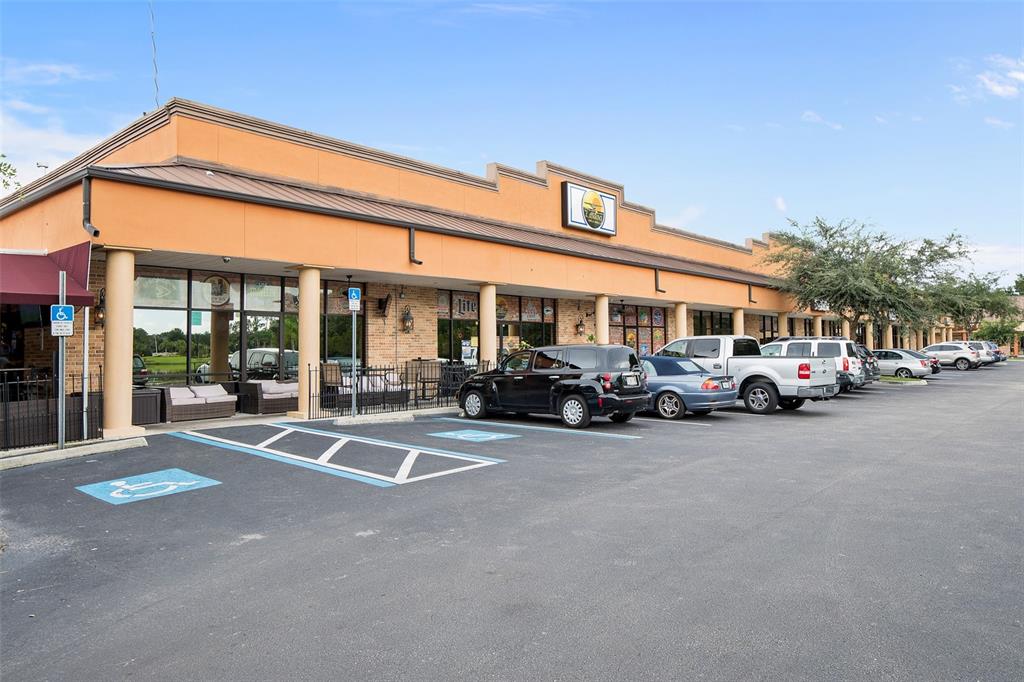 A single-story commercial strip mall with a parking lot and handicap-accessible spaces in front — 4325 LYNX PAW TRAIL UNIT 4325, VALRICO, FL