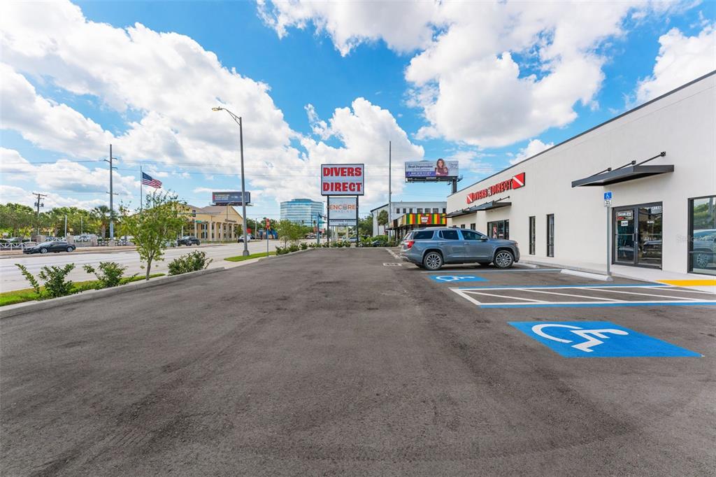 A gray SUV is parked in front of a Divers Direct store with handicap parking spaces — 418 N DALE MABRY HIGHWAY, TAMPA, FL